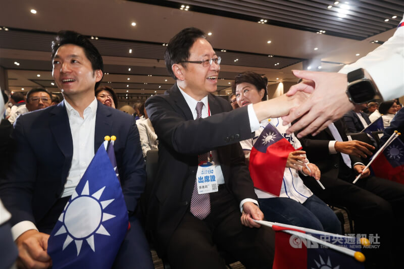 圖為台北市長蔣萬安(前左)與桃園市長張善政(前右)去年11月24出席國民黨全代會暨130週年黨慶大會。(中央社檔案照片)