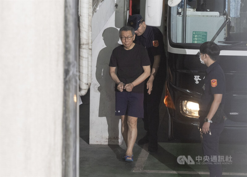 台北地方法院19日上午開庭持續審理前台北市長柯文哲(圖)涉貪污案,柯文哲由法警戒護步下囚車。中央社記者趙世勳攝 114年8月19日