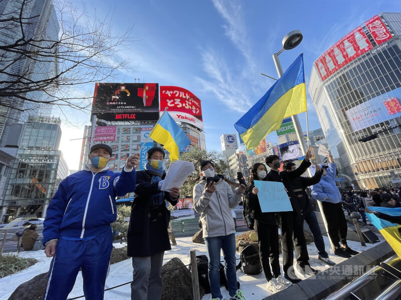 圖為2022年2月日本民眾在東京澀谷唱烏克蘭國歌聲援烏克蘭。（中央社檔案照片）