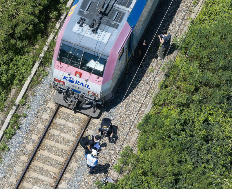 韓國鐵路公社無窮花號火車19日在慶尚北道清道郡的清道鬥牛場附近發生撞人事故,釀2死、5輕重傷。(韓聯社)