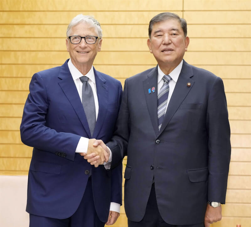 日本首相石破茂(右)19日在首相官邸接見比爾.蓋茲(左)。(共同社)