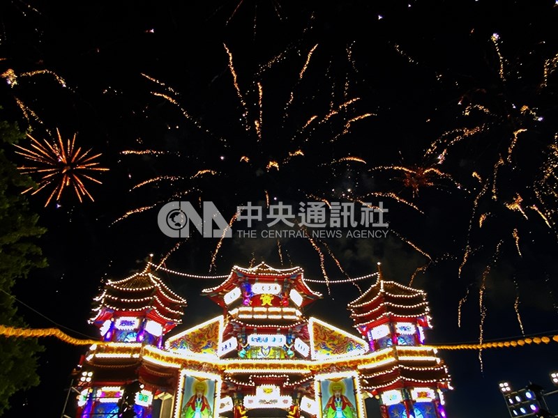 在主普壇點燈後,隨即「放彩」施放煙火,場面壯觀。中央社記者王朝鈺攝 111年8月9日