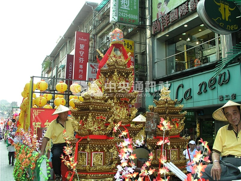 雞籠中元祭的迎斗燈活動,代表各姓氏宗親會的斗燈在市區遊行,沿途鑼鼓喧天,相當熱鬧。中央社記者卞金峰攝 96年8月25日