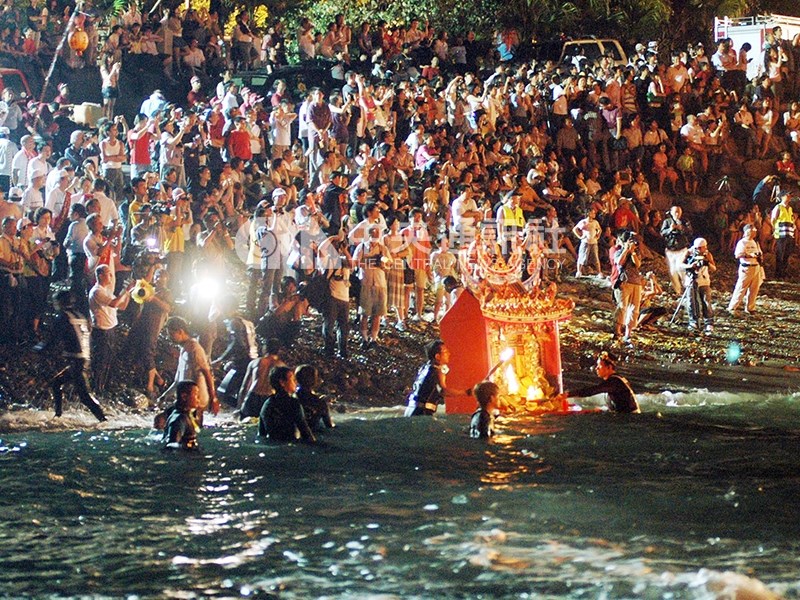 雞籠中元祭的重頭戲─放水燈儀式,各姓氏宗親會人員將水燈頭推入海中點燃;傳說水燈頭漂愈遠,引渡的孤魂愈多,此姓氏的子孫也就愈旺。中央社記者卞金峰攝 96年8月27日
