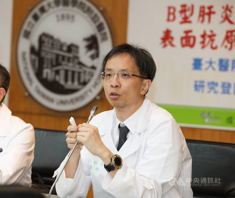 台大醫院與中央研究院合作團隊近期在B型肝炎研究領域取得突破性進展,連續於國際頂尖醫學期刊發表兩項重要研究,19日在台大醫院舉行記者會,台大醫師曾岱宗(圖)說明研究成果。中央社記者謝佳璋攝 114年8月19日