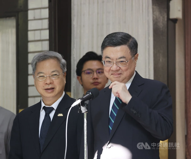 台北市長蔣萬安建議總統賴清德找和碩董事長童子賢組閣,引發討論。行政院長卓榮泰(前右)19日在立法院接受媒體聯訪表示,他日前曾說要進行4個調整,包括內閣人事,至於首都市長最近的言行,經常脫離市政,「我請他不要著急,慢慢學習」。中央社記者郭日曉攝 114年8月19日