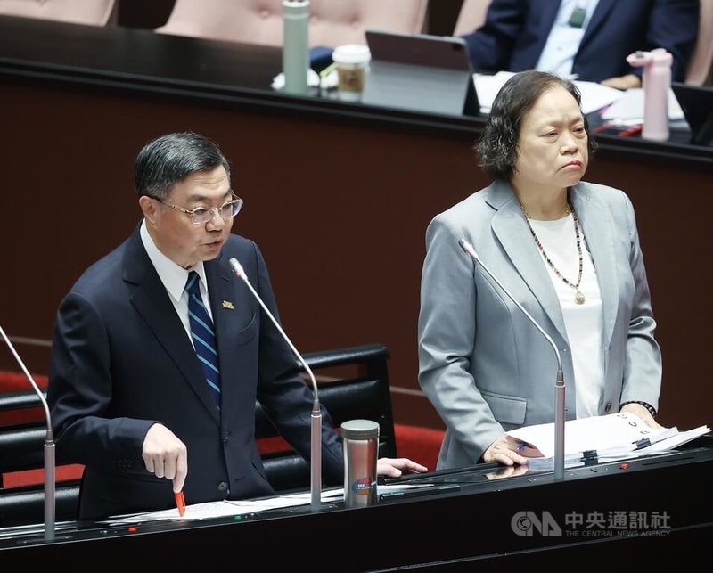 立委關注台美關稅談判爭取不疊加進度,行政院長卓榮泰(左)19日表示,歐盟、日本爭取到不疊加,是因為簽了協議,台灣跟美國間還沒談到協議內容、定案,簽訂後會先爭取降到合理稅率、再爭取不疊加。圖右為行政院主計總處主計長陳淑姿。中央社記者郭日曉攝 114年8月19日