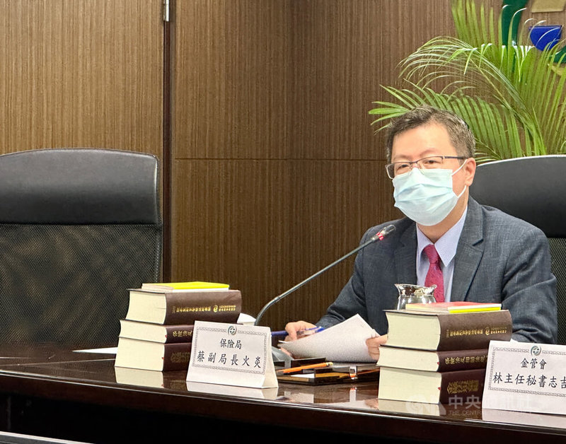 金管會19日舉行例行記者會,媒體關注台20線南橫公路一家5口車輛墜谷案的理賠狀況。金管會保險局副局長蔡火炎(圖)解釋,「明知危險而為之」並非保險除外責任,強制汽車責任保險是駕駛之外若乘客確認死亡,1人可理賠新台幣200萬元。中央社記者蘇思云攝 114年8月19日