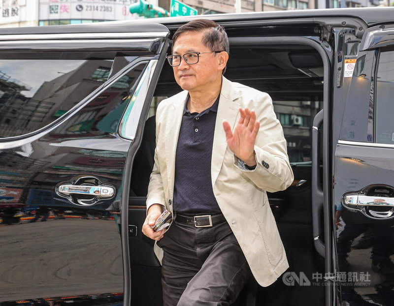 台灣民眾黨台北市黨部19日上午在台北西門町廣場舉辦「從核說起:823核三延役公投特展」,和碩董事長童子賢(圖)應邀出席,下車時向眾人揮手致意。中央社記者鄭清元攝 114年8月19日