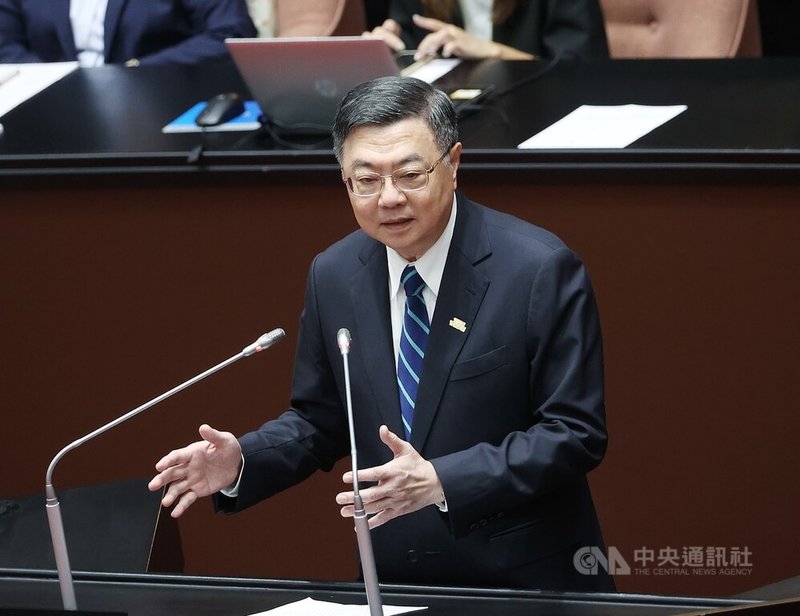 立法院會19日上午邀請行政院長卓榮泰專案報告並備質詢。卓榮泰指出，行政院14日依預算法規定，提出114年度中央政府總預算追加預算案，其中包括給地方政府的一般性補助款新台幣636億元，就是期待有更多水源能回到大水庫中，就能夠依原有的流向跟流量，到各個需要的地方，這是預算編製、審議、使用及分配唯一的標準。中央社記者郭日曉攝　114年8月19日