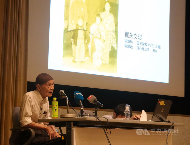 86歲的梶矢文昭7月在廣島和平紀念資料館(原爆資料館)向外籍記者團訴說自己在小學一年級遭遇原爆的經驗。他表示,這張80年前新年的照片中,5個兄弟姐妹如今僅剩他倖存。大他3歲的二姐在原爆時當場死亡。中央社記者楊明珠廣島攝 114年8月20日