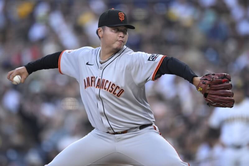 鄧愷威19日登板，投3.1局送出4次三振，被敲3支安打，責失2分。（美聯社）