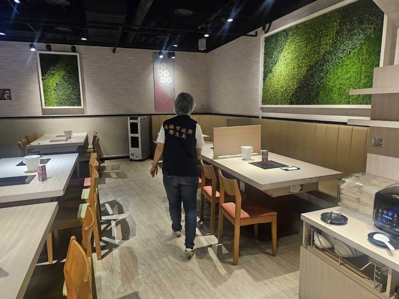 有民眾19日到高雄義大世界購物廣場內一家連鎖火鍋店用餐，餐桌上的菜盤出現老鼠。高雄市衛生局依法裁罰3萬元罰鍰，並勒令限期改善。（高雄市衛生局提供）中央社記者林巧璉傳真  114年8月20日