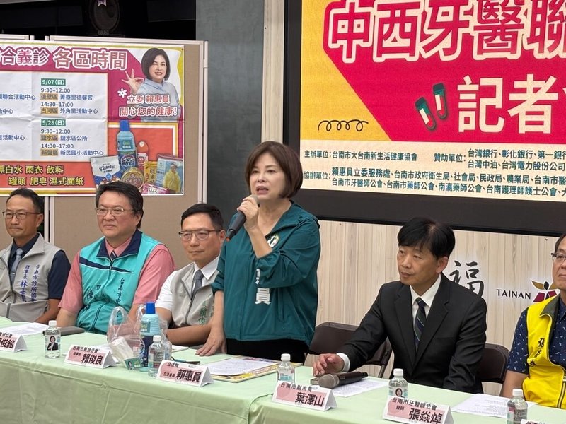 因應颱風豪雨災後影響，民進黨立委賴惠員（左4）20日宣布，預定24日啟動中西牙醫災後義診，將陸續前進台南市11個行政區提供服務。（賴惠員服務處提供）中央社記者張榮祥台南傳真  114年8月20日
