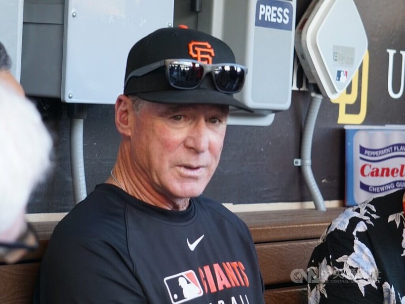 美國職棒舊金山巨人總教練梅爾文（Bob Melvin）（圖）19日接受媒體訪問，期待鄧愷威拿出先前的投球水準。中央社記者林宏翰聖地牙哥攝　114年8月20日