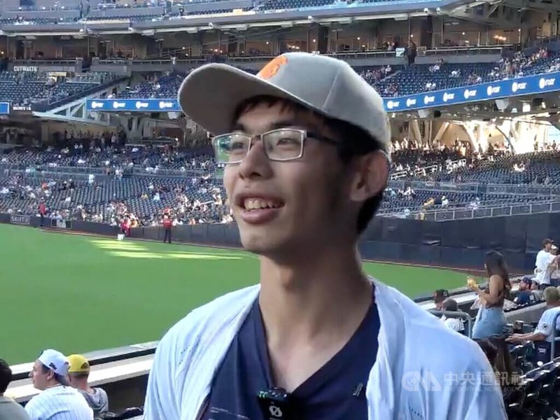 在洛杉磯實習的謝同學(圖)19日到聖地牙哥教士主場為鄧愷威加油。中央社實習記者周順興聖地牙哥攝 114年8月20日