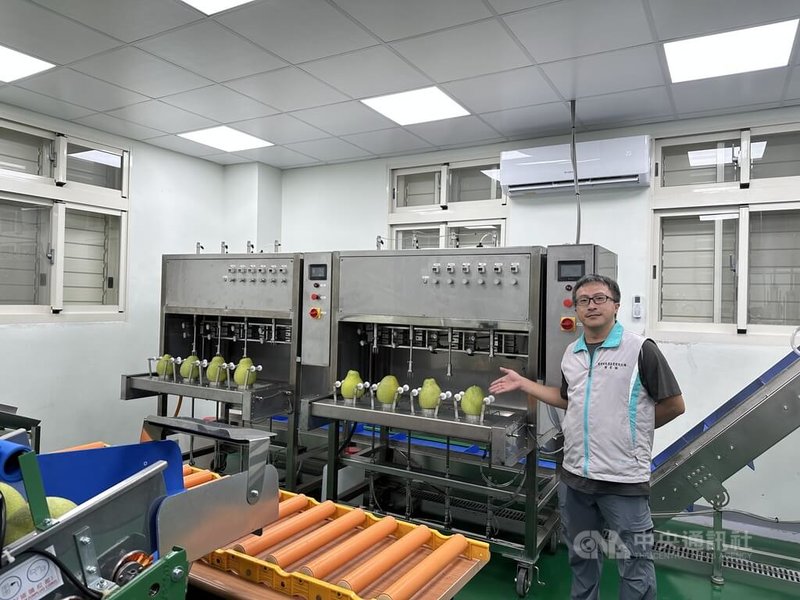農業部花蓮區農業改良場20日在瑞穗鄉農會推廣大樓,舉辦文旦柚加工素材應用成果發表會,其中,精油榨取機一台一天至少可榨取4公噸精油,大幅減少人力。中央社記者李先鳳攝 114年8月20日