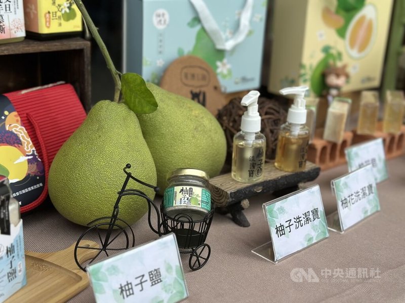 農業部花蓮區農業改良場20日在瑞穗鄉農會推廣大樓,舉辦文旦柚加工素材應用成果發表會,製作成沾醬、清洗液等產品。中央社記者李先鳳攝 114年8月20日