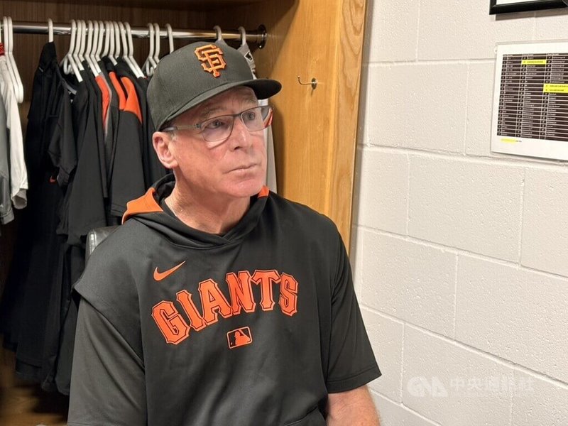 美國職棒舊金山巨人隊總教練梅爾文(Bob Melvin)19日回答中央社記者提問,對於台灣投手鄧愷威下一場比賽是否仍有先發機會,他表示:「現在比賽剛打完5分鐘,我還不知道」。中央社實習記者周順興聖地牙哥攝 114年8月20日