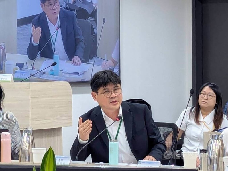 環境部20日召開環境部環境影響評估審查委員會第37次會議,審查「高鐵延伸宜蘭計畫環境影響評估報告書初稿」。鐵道局長楊正君(前)表示,未來將是台鐵、高鐵可互補、成長,「沒有要讓台鐵落寞」。中央社記者張雄風攝 114年8月20日