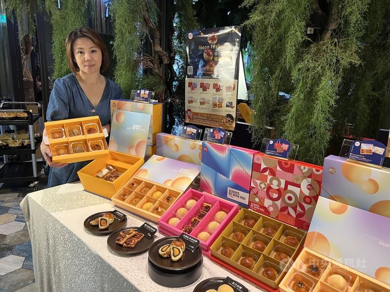 為搶攻中秋商機，台中市有餐飲及飯店業者20日宣布月餅預購開跑，並祭出早鳥優惠方案，歡迎民眾多加選購。中央社記者郝雪卿攝  114年8月20日