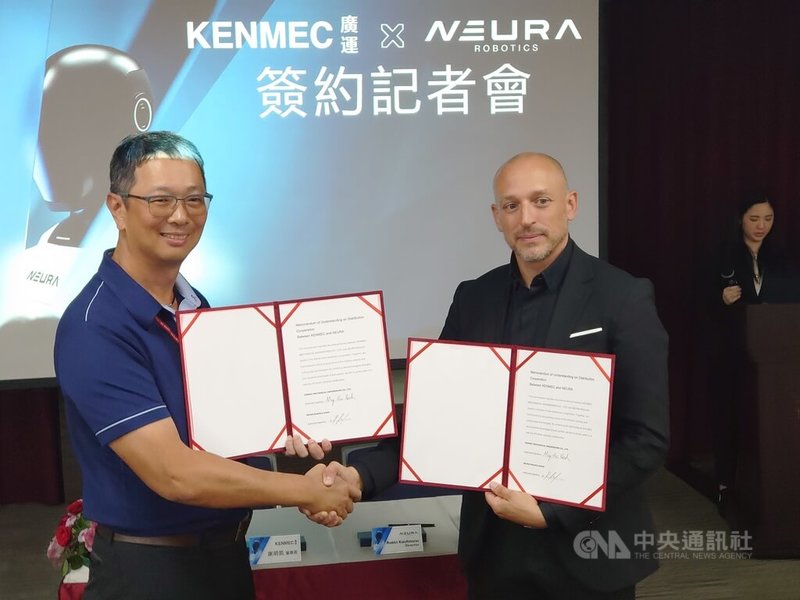 廣運董事長謝明凱（左）20日與德國廠商NEURA Robotics簽署經銷協議，將合作拓展台灣及東亞南等市場，搶攻人形機器人商機。中央社記者張建中攝　114年8月20日