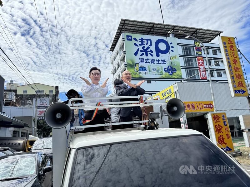 立法院長韓國瑜（前右）20日陪同國民黨籍台中市立委江啟臣（前左）從台中東勢出發車掃山城地區，全力為23日的罷免案催出不同意票。中央社記者郝雪卿攝 114年8月20日