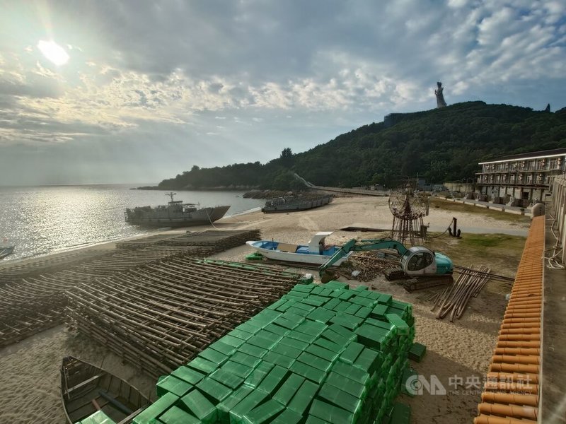 馬祖境天后宮旁沙灘被養殖業者堆滿大量雜物,當地民眾認為該處鄰近媽祖巨神像、藝術作品「海就是我的陸」,有礙觀瞻。連江縣政府20日指出,業者承諾8月底前移置完畢並復原沙灘,在馬祖國際藝術島期間應不會對作品周邊景觀造成影響。中央社記者潘欣彤攝 114年8月20日