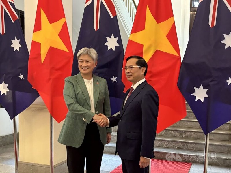 澳洲外交部長黃英賢(左)近日展開東南亞訪問,她20日訪問越南外交部,與副總理暨外交部長裴青山(右)進行外長會議。兩國才於8月初在澳洲坎培拉舉辦第10次越澳外交與國防事務戰略對話,夥伴關係可見一斑。中央社記者曾婷瑄河內攝 114年8月20日