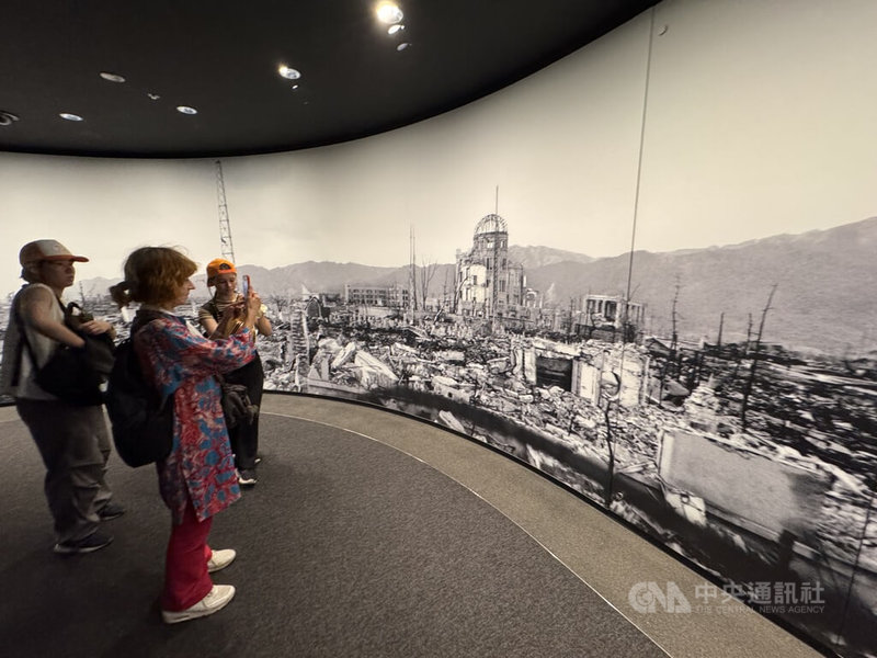 1945年8月6日,美國在日本廣島市投下原子彈,廣島的和平紀念公園南方有廣島和平紀念資料館(原爆資料館),展示被爆者遺物與照片,訴說戰爭與核武的恐怖及和平的寶貴。中央社記者楊明珠廣島攝 114年8月20日