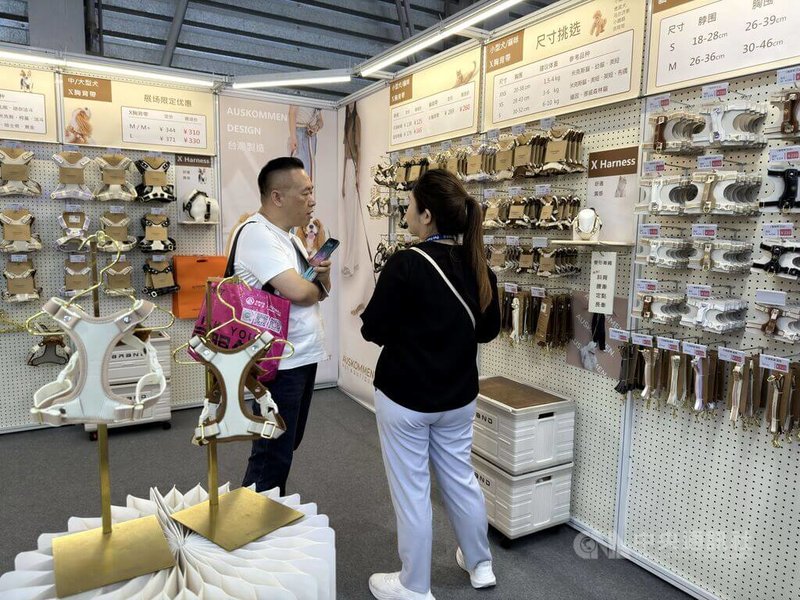 台灣寵物胸背帶品牌AUSKOMMEN海外經理吳詩眉表示,他們的產品在香港與泰國市場頗受歡迎,在中國雖然算中高價位,但憑藉設計與質感,還是有些經銷商前來詢問。中央社記者廖文綺上海攝 114年8月20日