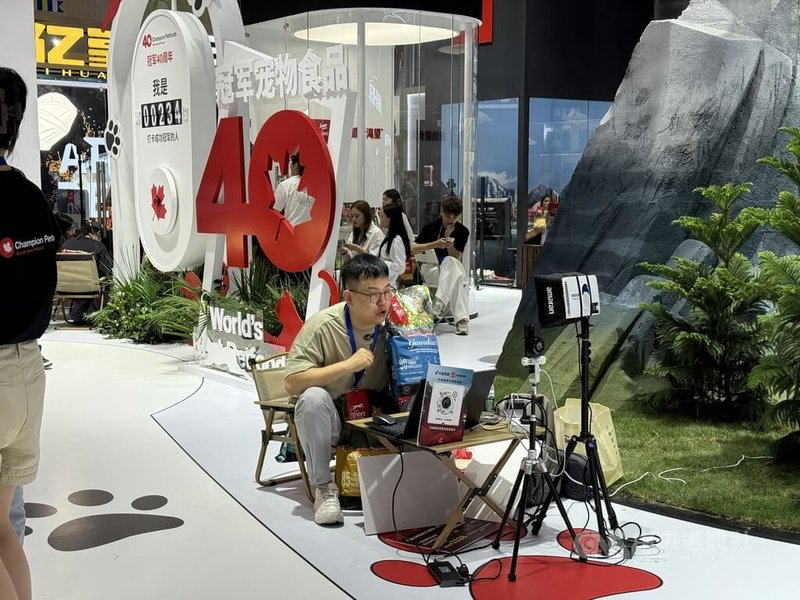 本屆亞洲寵物展規模龐大,匯集超過來自全球的2600間廠商,競爭也非常激烈,許多廠商在現場做直播帶貨進行促銷。中央社記者廖文綺上海攝 114年8月20日