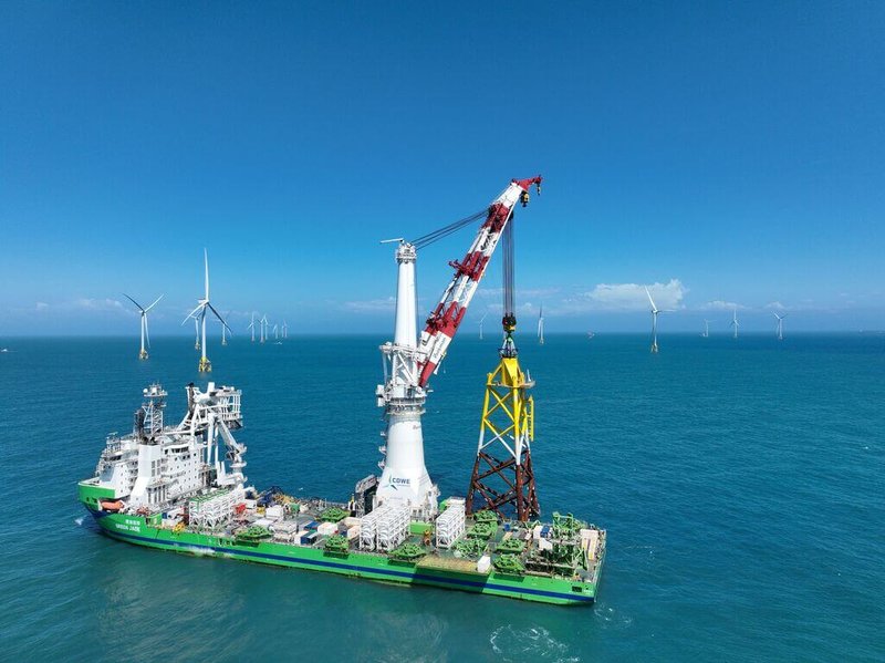 台船轉投資的台船環海風電公司宣布,繼今年6月完成海龍離岸風電計畫219座基樁安裝工程後,已順利接續完成套管式水下基礎安裝進度,至今共計73座水下基礎項目提前全數完工。(台船環海提供)中央社記者江明晏傳真 114年8月20日