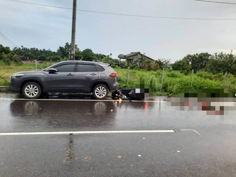 屏東縣新園鄉19日傍晚發生1起自摔死亡車禍。莊姓騎士行經臥龍路段,疑為閃避停在路旁轎車滑倒,遭大客車輾過頭部當場死亡。(屏東縣政府警察局東港分局提供)中央社記者黃郁菁傳真 114年8月20日