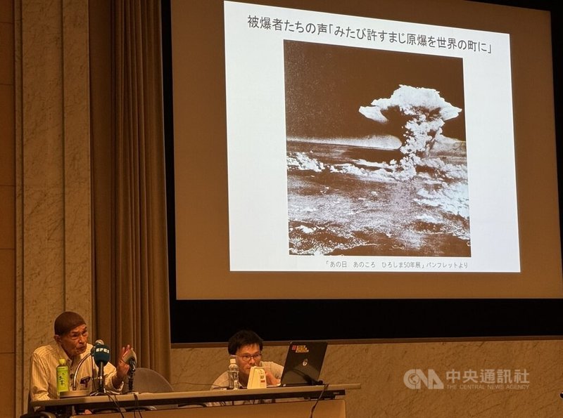 86歲的梶矢文昭7月在廣島和平紀念資料館向外籍記者團回憶當年場景。中央社記者楊明珠廣島攝 114年8月20日