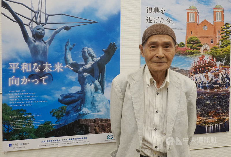 86歲的梶矢文昭在國小一年級時遭遇原爆。曾任小學校長,退休後常帶著自己繪製的大圖卡,走訪廣島及長崎的小學,講述戰爭的恐怖及和平的重要性。他強調:「廣島、長崎之後,絕不能讓原爆再現。」中央社記者楊明珠廣島攝 114年8月20日