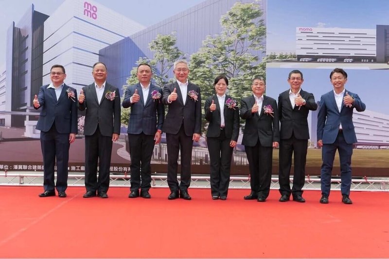 富邦媒位於彰化的中區物流中心20日舉行上梁典禮，由總經理谷元宏（左4）主持。（富邦媒提供）中央社記者何秀玲傳真 114年8月20日
