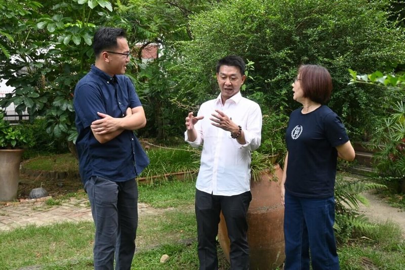 爭取民主進步黨高雄市長選舉提名的民進黨籍立法委員許智傑(中)20日公布與湧言會民進黨籍高雄市議員林智鴻(左)、黃飛鳳(右)一起喊「凍蒜」影片,感謝2人推薦。(許智傑辦公室提供)中央社記者蔡孟妤傳真 114年8月20日
