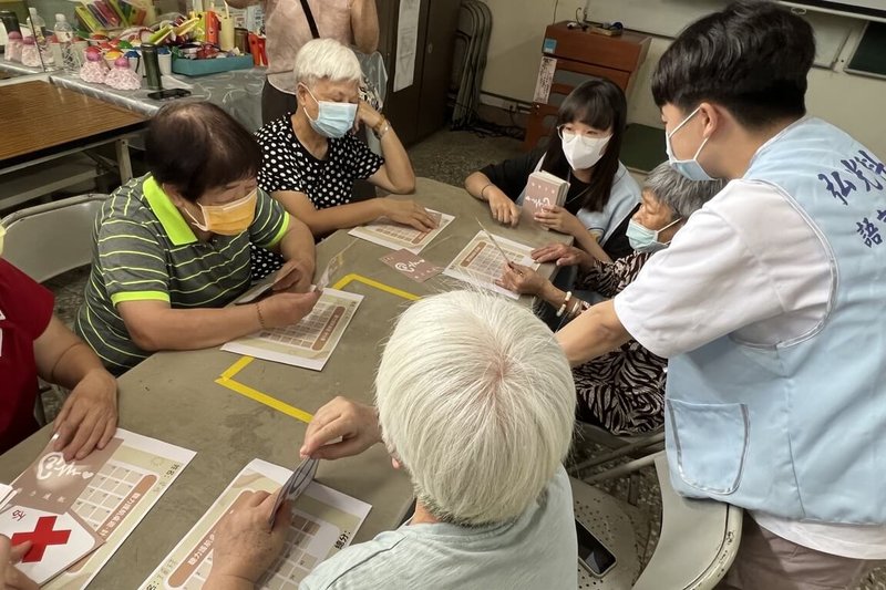 弘光科技大學語言治療與聽力學系師生針對高齡者量身打造設計聽力保健桌遊,語聽系學生將桌遊帶進社區,透過遊戲化體驗推廣聽覺健康知識。(弘光科大提供)中央社記者趙麗妍傳真 114年8月20日