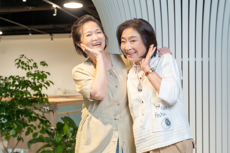 演員楊麗音(右)、謝瓊煖(左)20日出席大愛劇「日日好食光」記者會,為新劇合體宣傳,分享拍攝點滴。(大愛提供)中央社記者洪素津傳真 114年8月20日
