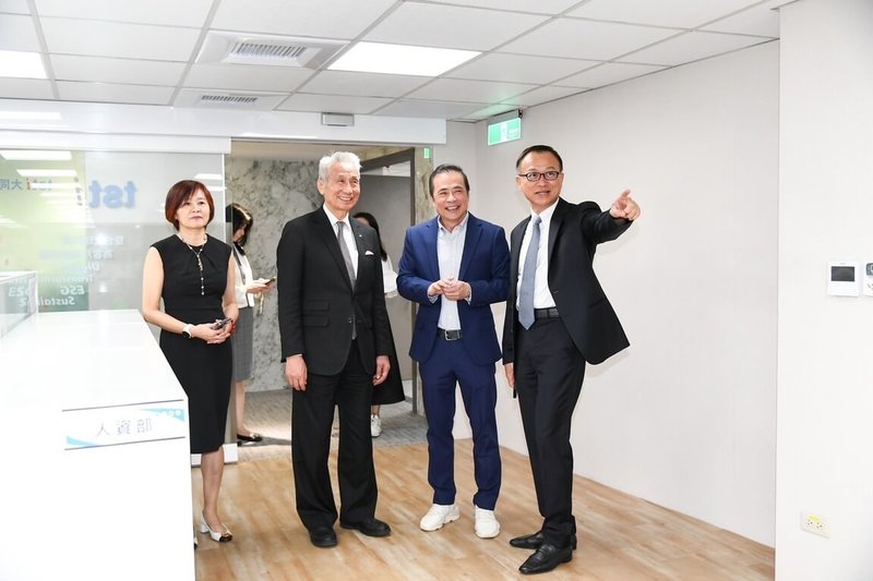 大同公司董事長張榮華(右2)20日上任,他表示,除以堅持原創的精神和創新的思維,開啟台灣偶像劇濫觴,建立三立媒體集團成為台灣媒體的代表,為股東創造高額股利;未來也將以同樣的決心與創新動能,引領大同創造下一個成長契機。左2為前董事長王光祥。(大同提供)中央社記者潘智義傳真 114年8月20日