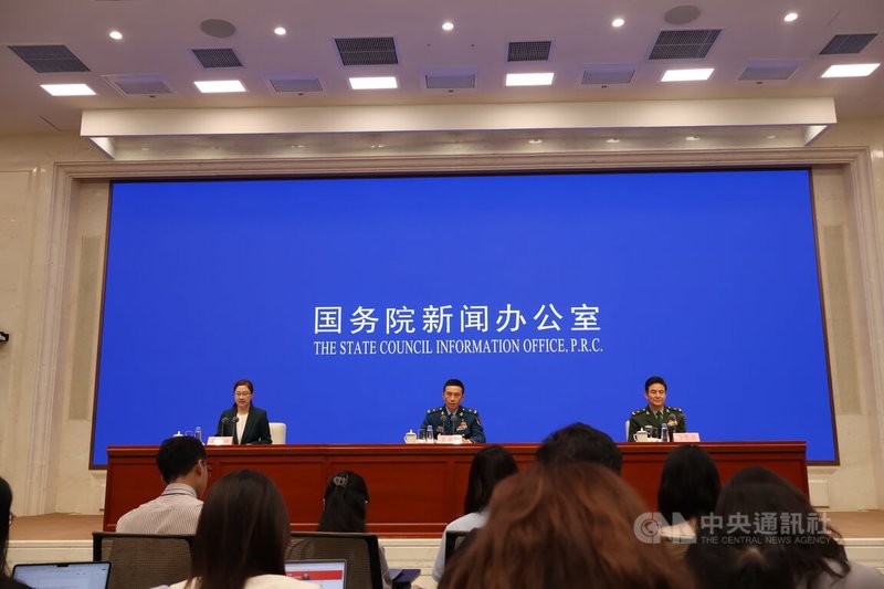 中國國務院新聞辦公室20日舉辦新聞發布會,介紹閱兵準備工作。從左至右為國務院新聞辦新聞局局長壽小麗;閱兵領導小組辦公室副主任、中央軍委聯合參謀部作戰局少將副局長吳澤棵;共軍中部戰區閱兵指揮機構辦公室常務副主任、政治工作部少將副主任徐貴忠。中央社記者謝怡璇北京攝 114年8月20日