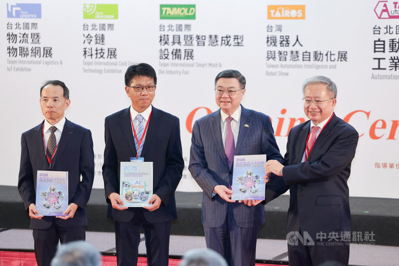 行政院長卓榮泰（右2）20日至台北南港展覽館出席「亞洲工業4.0暨智慧製造系列展」開幕典禮，台灣智慧自動化與機器人協會理事長絲國一（右）代表將產業白皮書遞送給卓榮泰。中央社記者裴禛攝 114年8月20日