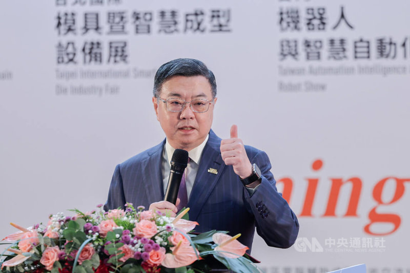 明年度中央政府總預算案近日將出爐,行政院長卓榮泰(圖)20日「亞洲工業4.0暨智慧製造系列展」開幕典禮,他致詞表示,相關部會將啟動台灣AI新十大建設計畫,採逐年規劃,首年計畫經費與內容將在明年度總預算案公布時對外說明,力拚與世界接軌、連結尖端科技。中央社記者裴禛攝 114年8月20日