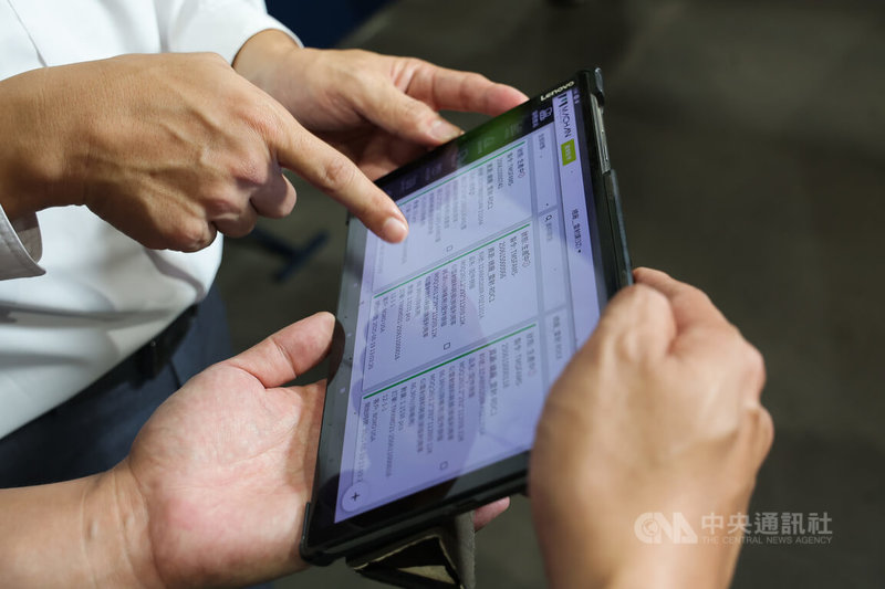 為降低反彈,明昌國際總經理陳琮仁上任後,先將工單排程改為APP,以手機介面操作,讓資深員工也能快速上手。隨後導入物聯網與AI(人工智慧),產線參數能被即時監控與調校,大幅提升生產靈活度。中央社記者翁睿坤攝 114年8月20日