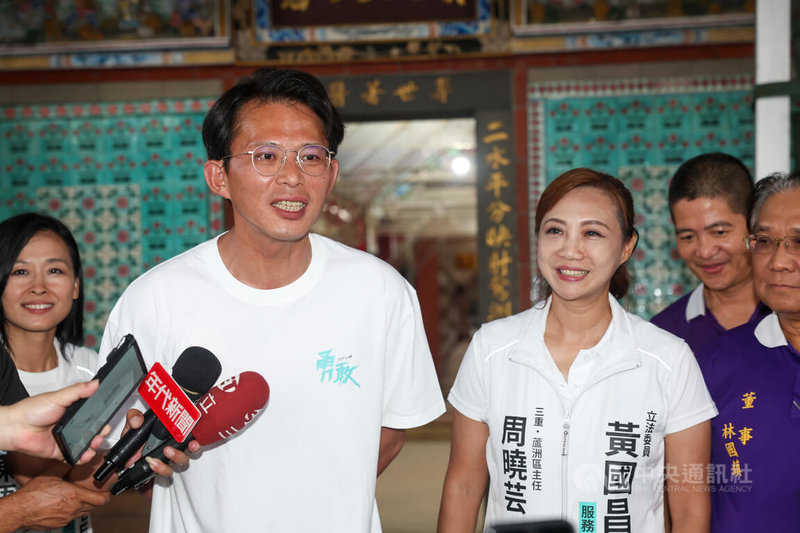 核三延役公投投票在即，台灣民眾黨主席黃國昌（前左）20日下午前往新北市三重區車隊掃街，盼全力催出同意票，活動前在先嗇宮受訪回應時事。中央社記者吳家昇攝  114年8月20日