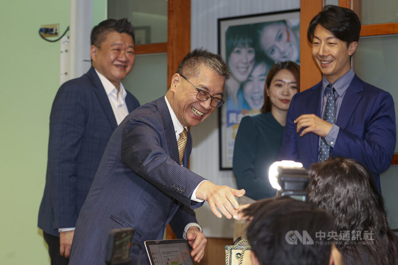 兼任民進黨主席的總統賴清德延攬前內政部長徐國勇（前左）出任黨秘書長，20日在中常會上公開宣布，預計25日正式上任；徐國勇會後出面受訪，向現場媒體致意。後左為民進黨代理秘書長何博文，右起為發言人吳崢、韓瑩。中央社記者鄭清元攝  114年8月20日