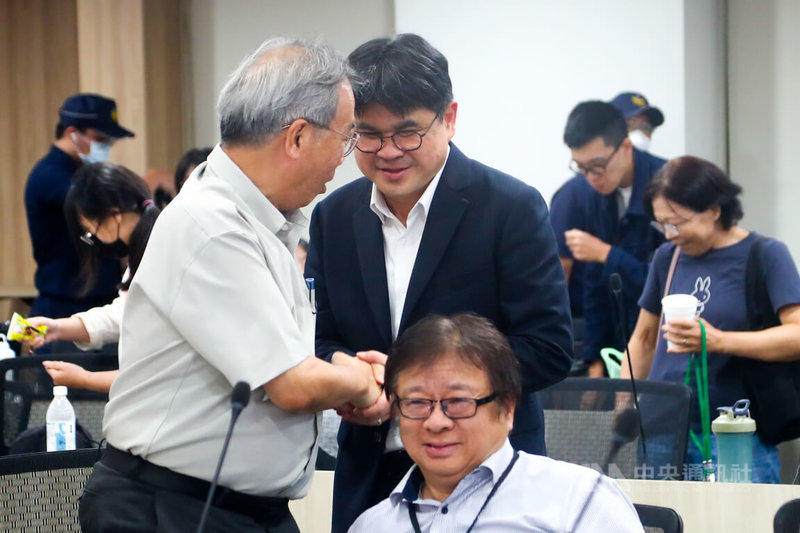 環境部20日召開環境影響評估審查委員會第37次會議,審查「高鐵延伸宜蘭計畫環境影響評估報告書初稿」,環委建議本案補充修正後通過。會後交通部鐵道局長楊正君(立者中)向環評委員握手致意。中央社記者王騰毅攝 114年8月20日