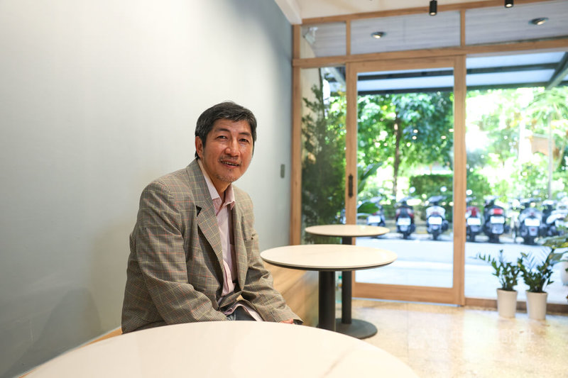 允晨文化發行人廖志峰(圖)20日受訪表示,出版業愈來愈難做,他也在不斷尋找新作者及新讀者,在創辦人吳東昇全力支持下,決定以「開一家書店」破局,成就位於大稻埕的「民樂書坊」,也為成立逾40年的允晨文化找到前行動力。中央社記者吳家昇攝 114年8月20日