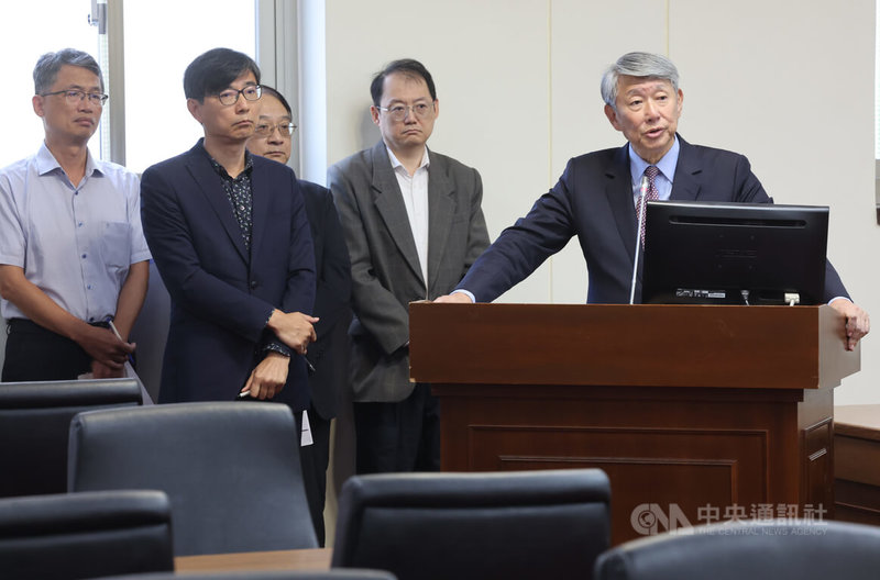 經濟部長郭智輝（右）20日上午前往立法院經濟委員會就「協助中小企業災後復原辦理情況」列席報告並備質詢，面對國民黨立委質詢時表示，外界盛傳，即便核三公投通過，政府也未必重啟核電，郭智輝則回應，經濟部是執行單位並依法行政，政策若指示核電廠重啟，台電將針對核電廠進行安全總體檢。中央社記者趙世勳攝 114年8月20日